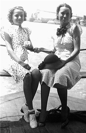 Billie Faye Waller Conard and her mother, Beulah Faye Beavers Waller Daniels in Galveston on vacation in 1936